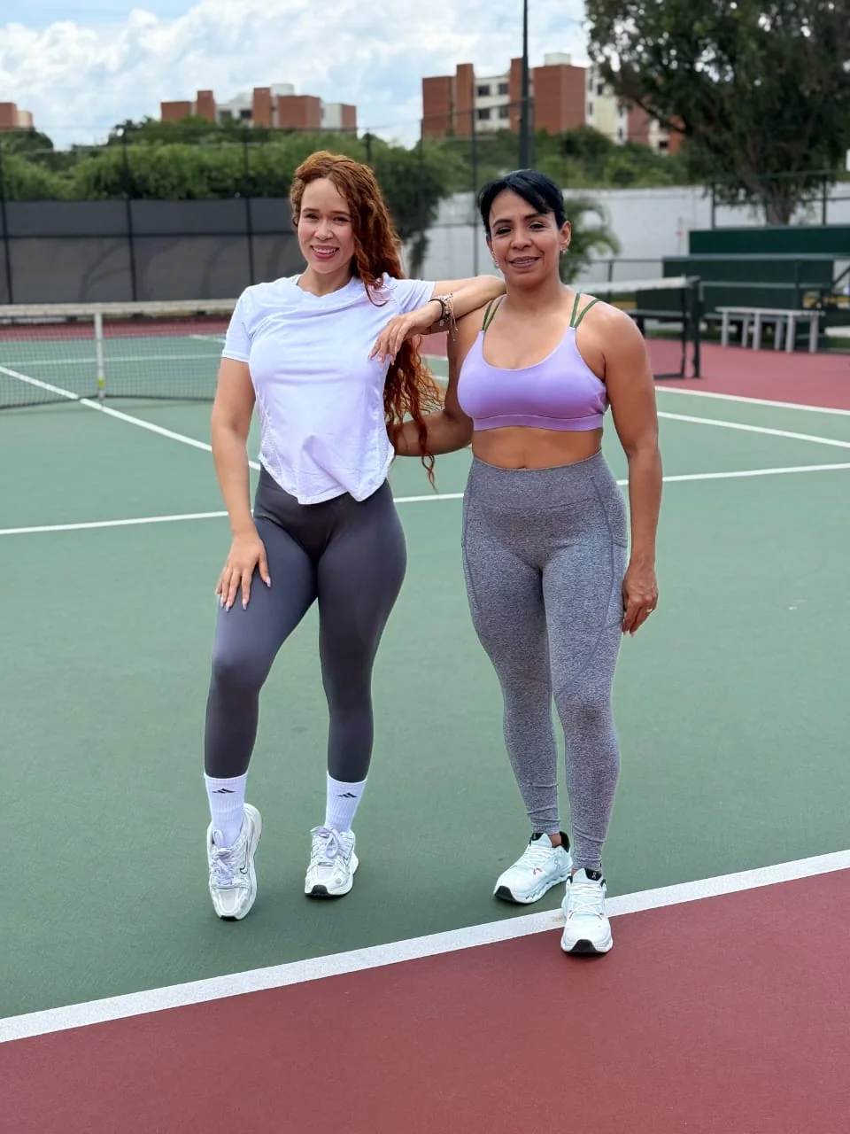 Dos mujeres con ropa deportiva Bramda en la cancha